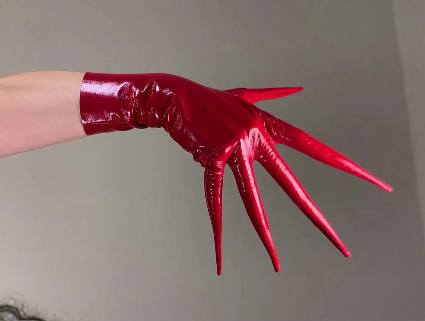 Patent Leather Shine - Guantes de garra de color rojo