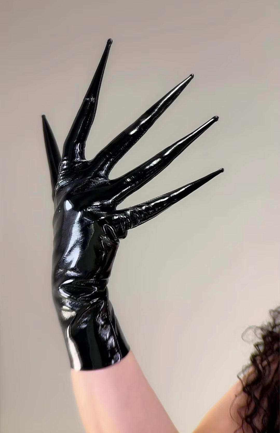 Patent Leather Shine - Guantes Negros Brillantes con Puntas en