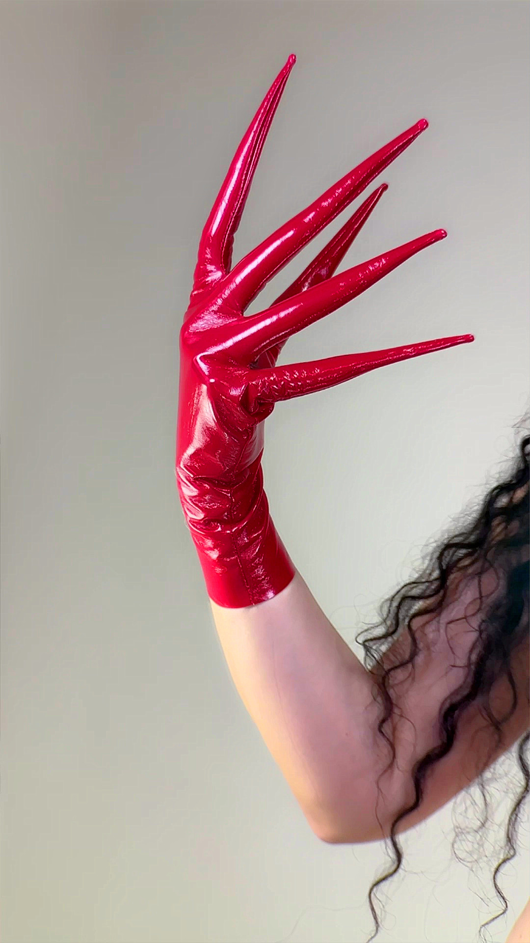 Guantes de garra de color rojo - Patent Leather Shine reseña y precio